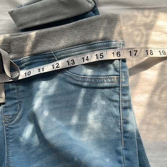 No Boundaries stretchy jean capris - Picture 10 of 10